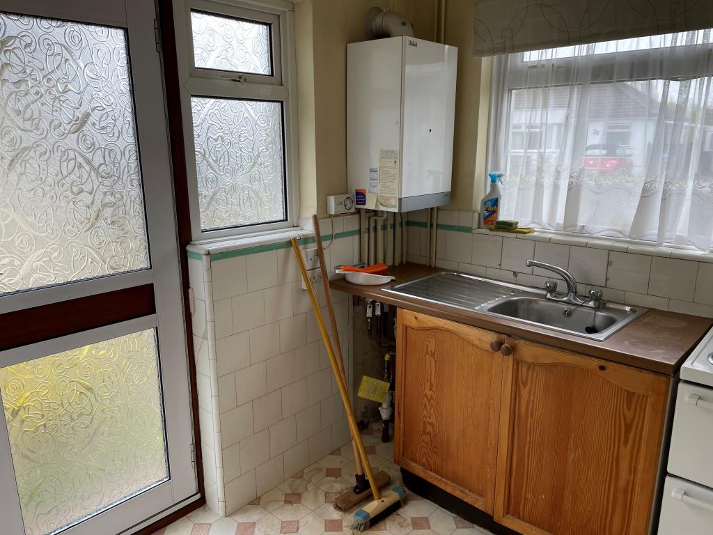 Lot: 97 - SEMI-DETACHED BUNGALOW FOR UPDATING -